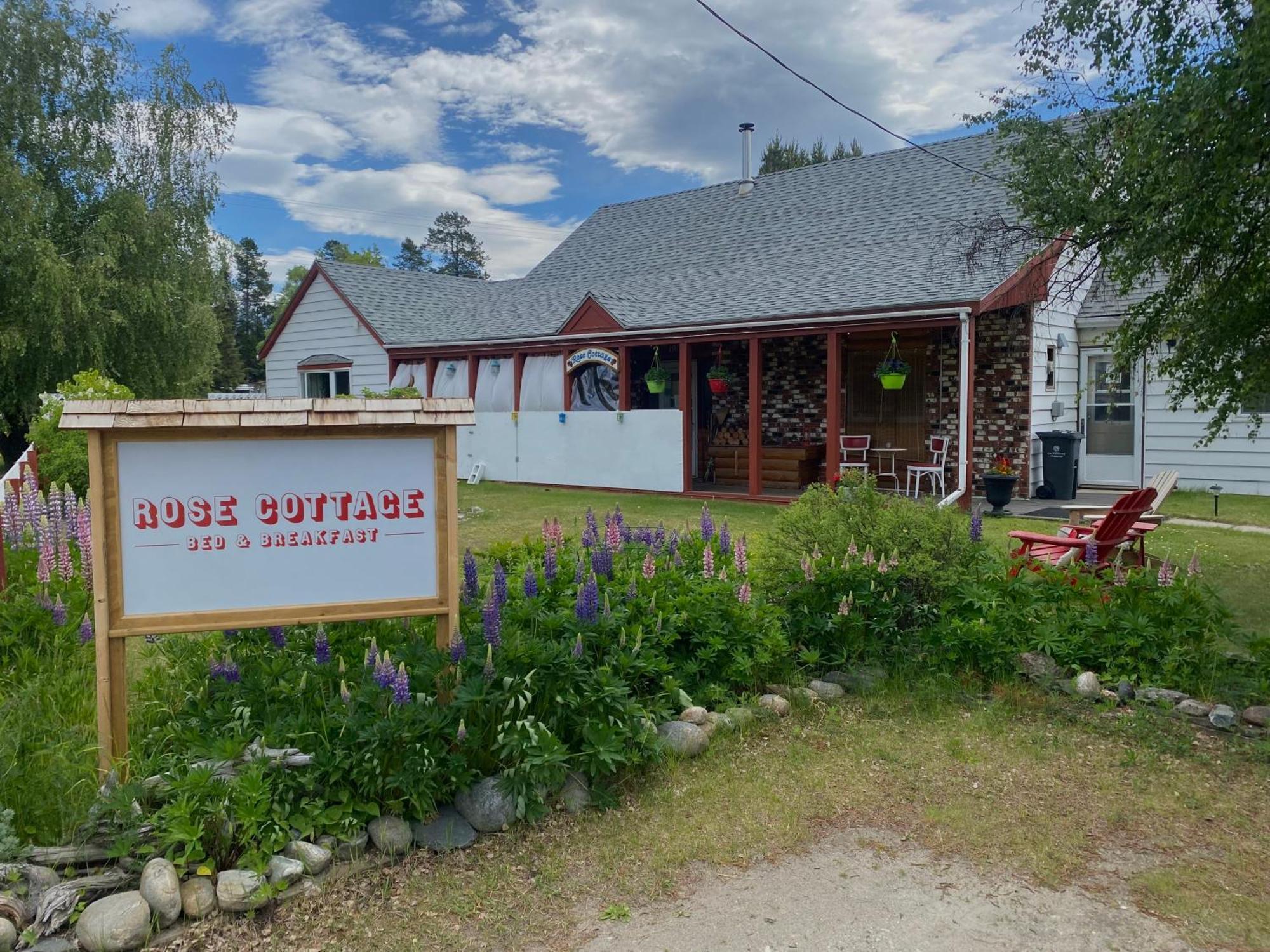 Rose Cottage Bed & Breakfast Valemount Exterior photo